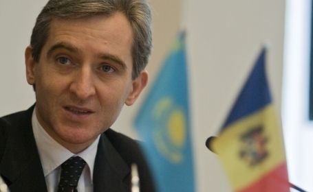 Reamintim că Legislativul examinează o nouă moţiune de cenzură împotriva Guvernului Leancă.