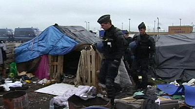 Французские власти утверждают, что лагеря представляют угрозу для здоровья.