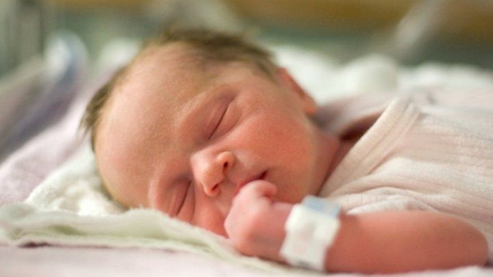 Un bebeluş de 5 luni, ucis în bătaie de proprii părinţi