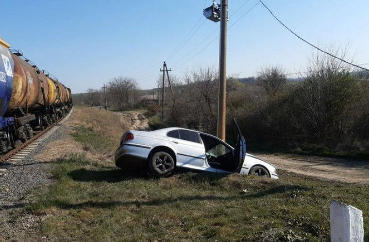 В Кантемире автомобиль был сбит поездом.