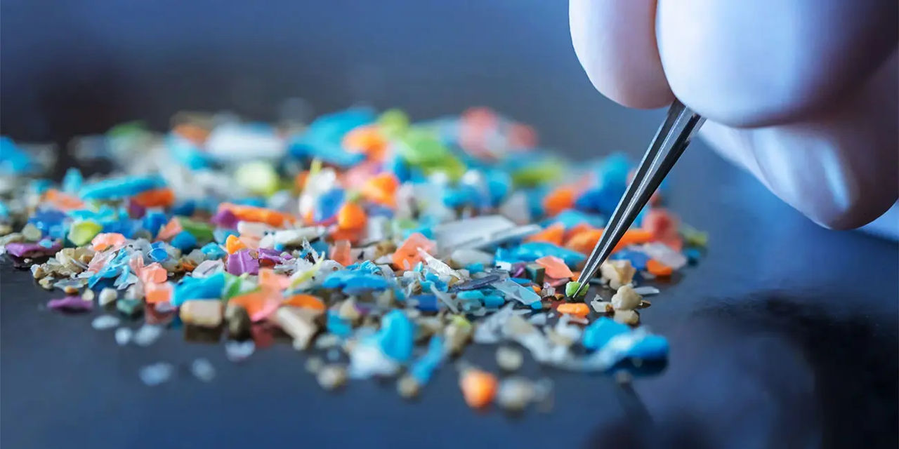 Oamenii de știință din întreaga lume solicită un tratat mondial privind microplasticele.