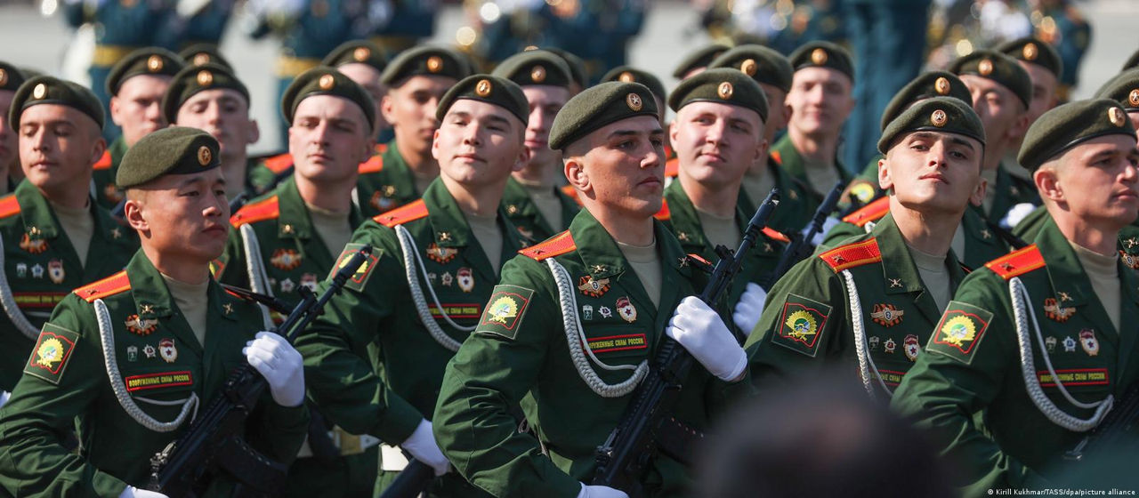 Десятки городов в России отменили парады 9 мая.
