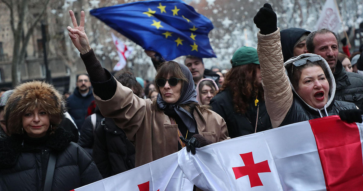 Возле парламента Грузии произошли задержания протестующих.