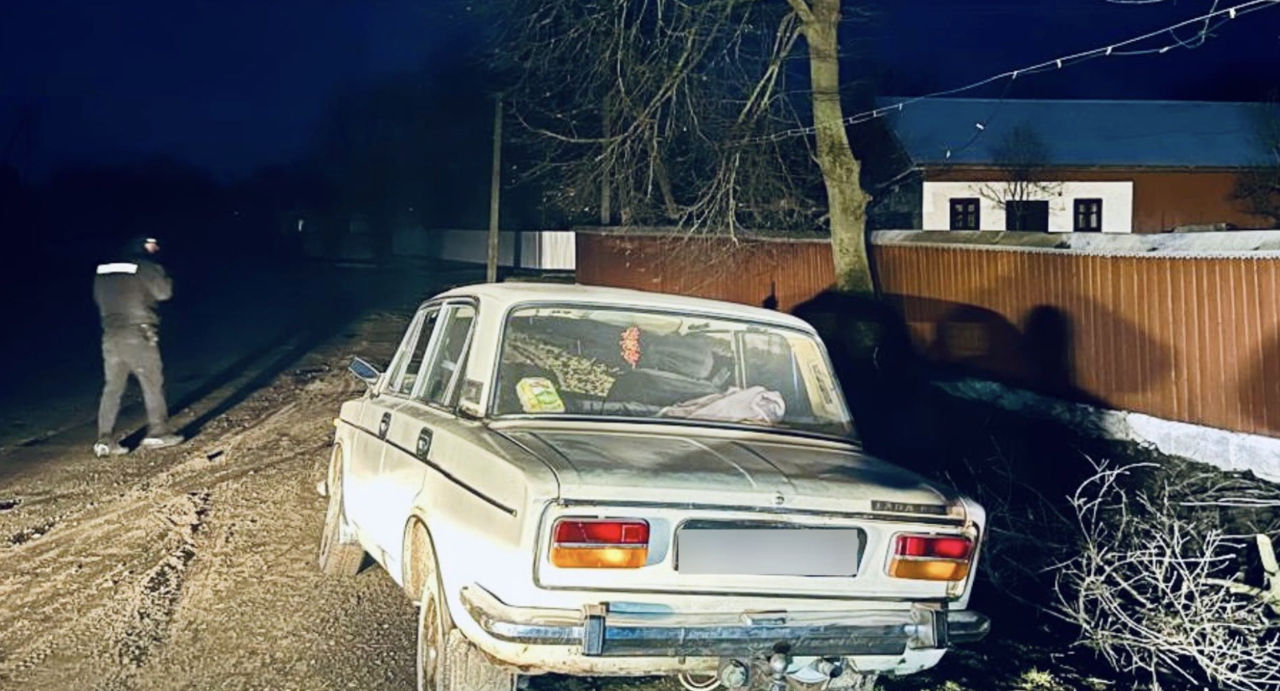 Un moldovean beat a intrat cu un VAZ într-un bloc de beton în Ucraina.