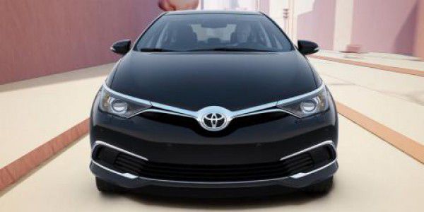 Дизайн седана напоминает недавно представленный Auris.