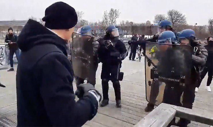 В Париже против участников акции протеста применили слезоточивый газ.