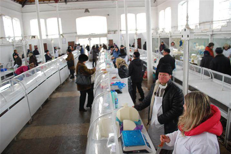 Для продажи домашних мясо-молочных продуктов достаточно справки.