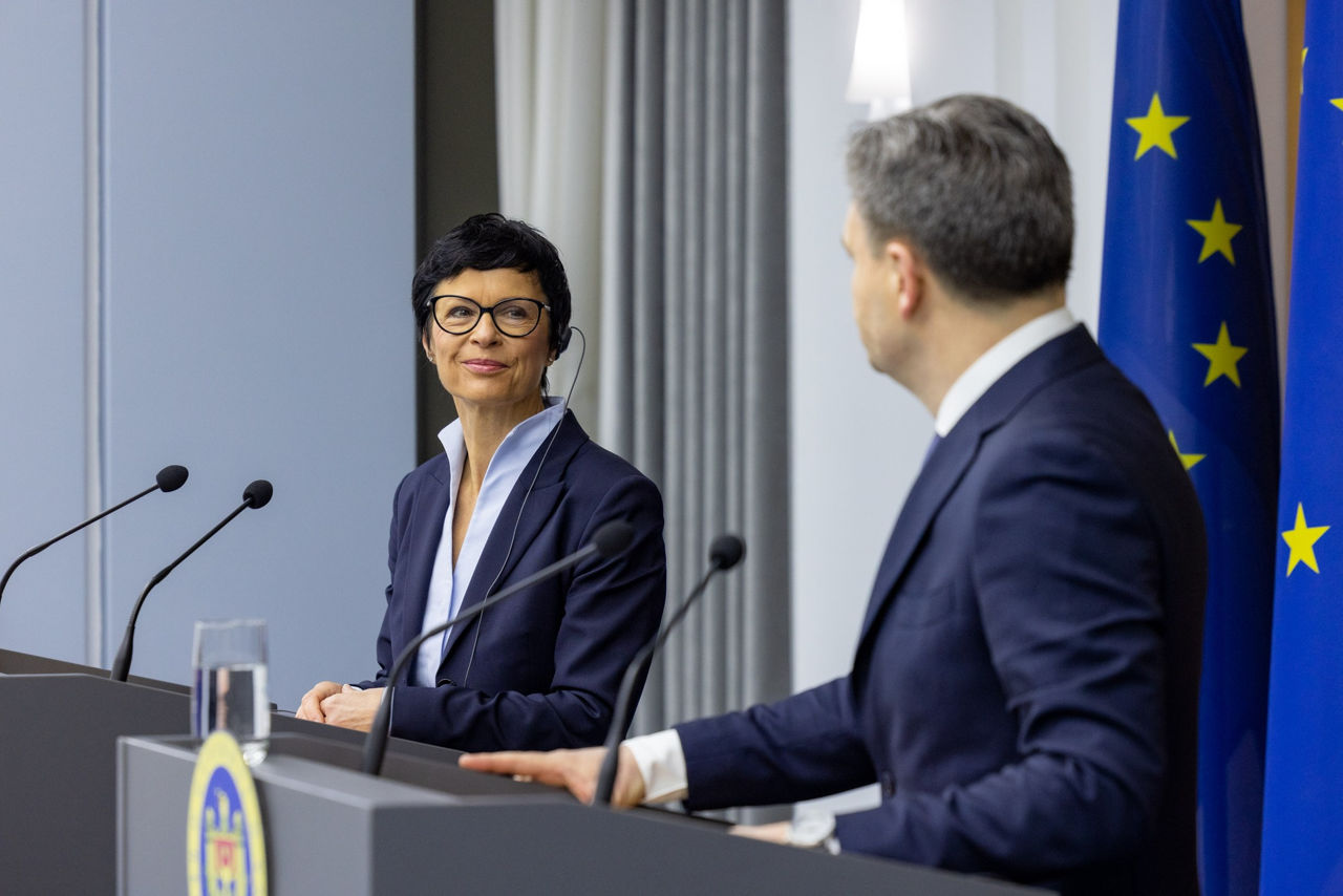 Pariu între comisara Kos și premierul Recean: Când Moldova va adera la UE?.