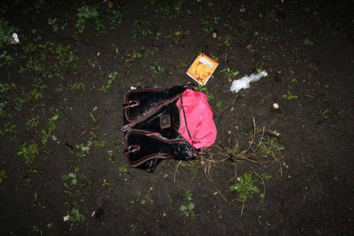 O locuitoare a municipiului Bălți, în vârstă de 77 de ani, a sesizat oamenii legii, precum că ar fi fost jefuită de doi bărbați necunoscuți.