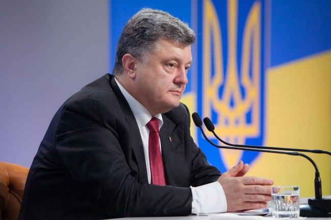 Порошенко выступил против отмены силовой операции в Донбассе.