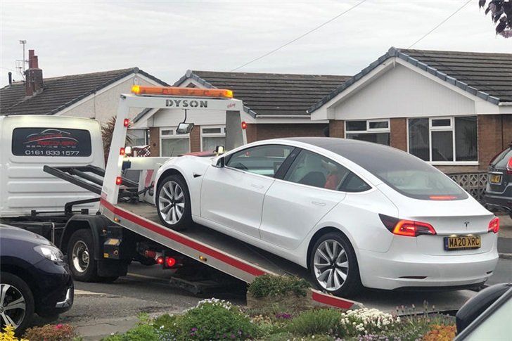 В новой Tesla Model 3 рулевое колесо отвалилось прямо во время движения.