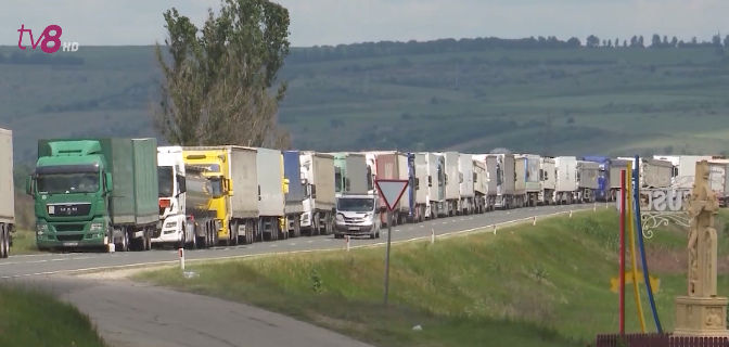 Дальнобойщики: "Если не вмешаться сейчас - очереди достигнут 15-20 км".