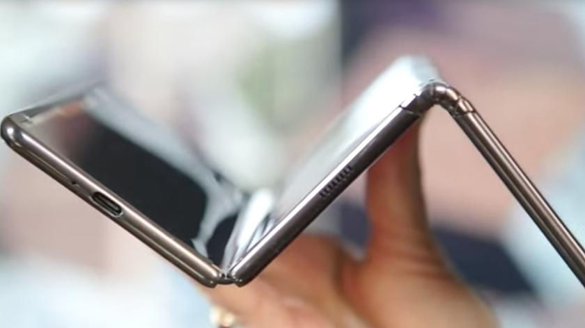 Huawei выпустит первый в мире смартфон, складывающийся втрое.