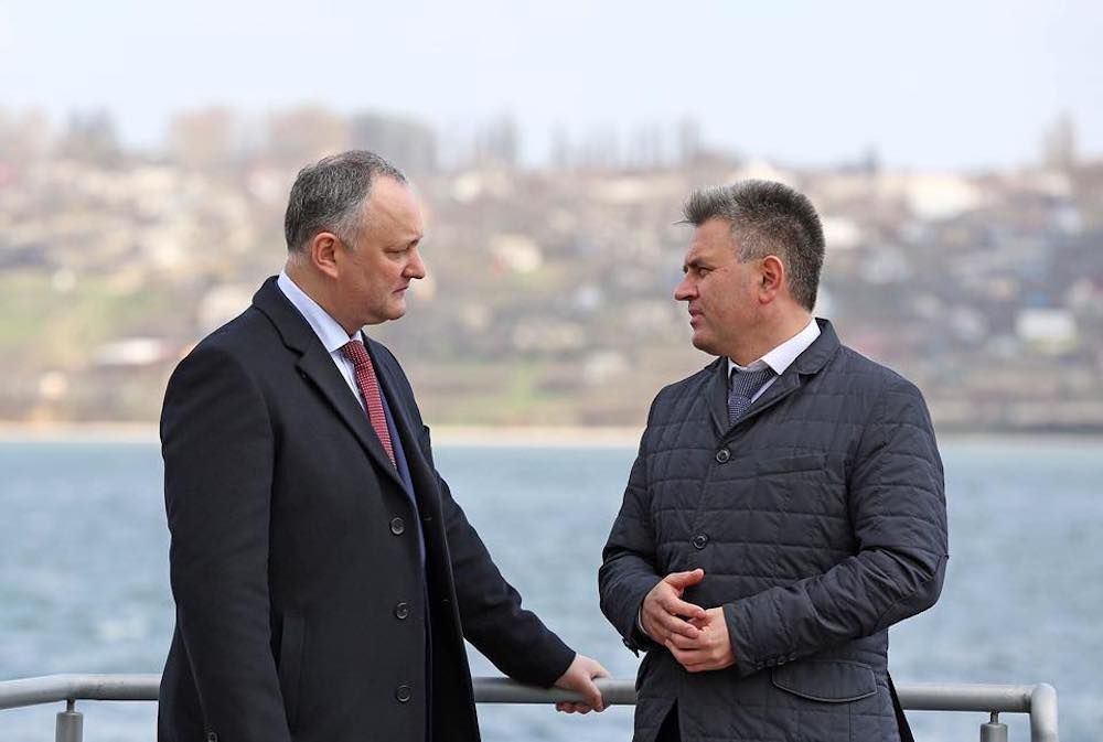 Президент Молдовы Игорь Додон и глава приднестровского региона Вадим Красносельский.