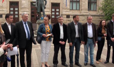 Члены инициативной группы ДА пришли сегодня к зданию Национальной библиотеки