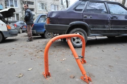 Сотни ограничителей парковочных мест и ограждений убраны с улиц и дворов в столице.