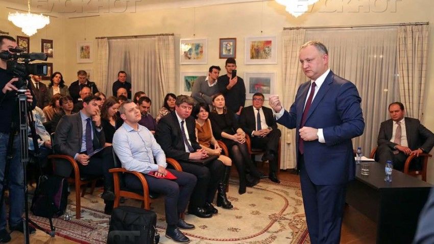 Глава государства поблагодарил всех, кто пришел на встречу.