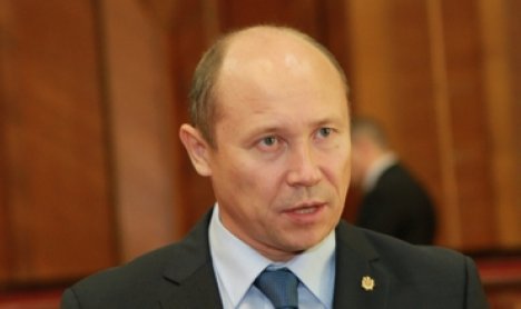 Aceştia au fost susţinuţi activ de deputaţii PCRM, care au împiedicat politiştii să restabilească ordinea publică.