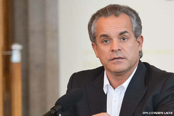 Plahotniuc îşi anunţă revenirea în calitate de vicepreşedinte al Partidului Democrat din Moldova şi intenţia de a se implica în mod direct în formarea majorităţii parlamentare.