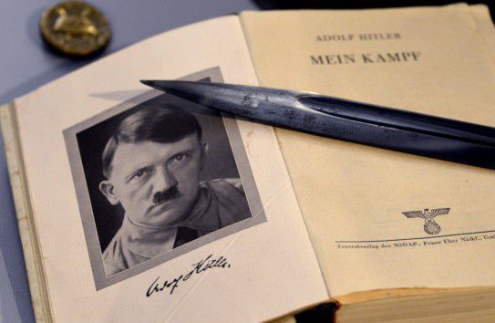 Книга Mein Kampf была написана Гитлером в 1923 году, в то время как он отбывал наказание в тюрьме.