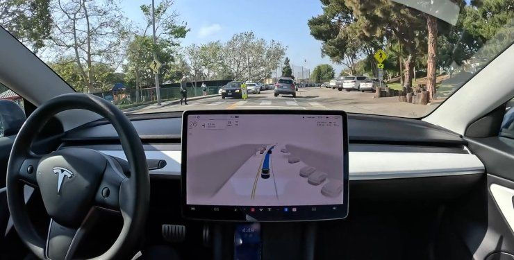 Автопилот Tesla проигнорировал пешехода прямо на переходе.