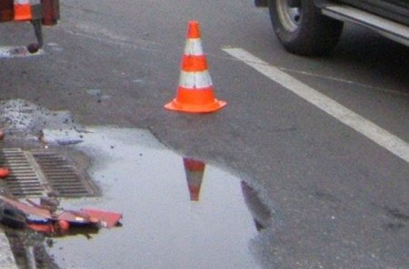 На дороге столкнулись пассажирский автобус, легковушка и автоцистерна.