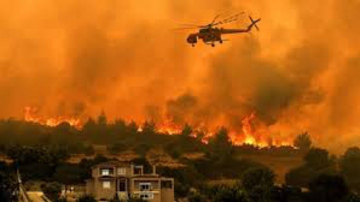 Incendii în Grecia: Pompierii luptă împotriva răspândirii flăcărilor