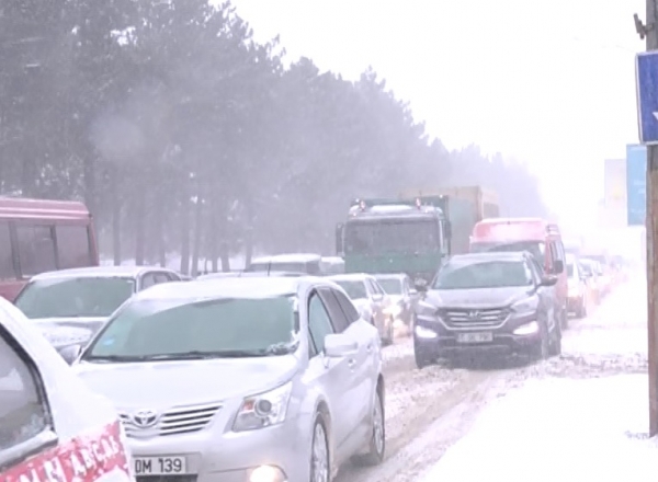 Autoritatile spun ca vor solicita companiilor de transport sa nu mai permita intrarea acestora in oras deoarece raman blocate si incurca la deszapezirea strazilor.