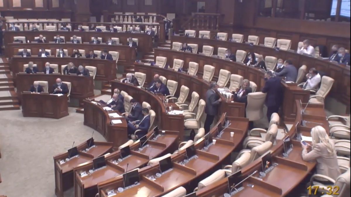 Парламентская сессия закрыта, вотум недоверия правительству обсудят отдельно.