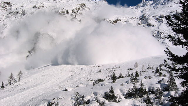 Risc însemnat de producere a avalanşelor în Munţii Făgăraş şi Bucegi. 