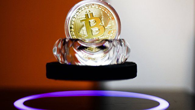 Курс биткоина восстанавливается после резкого падения.