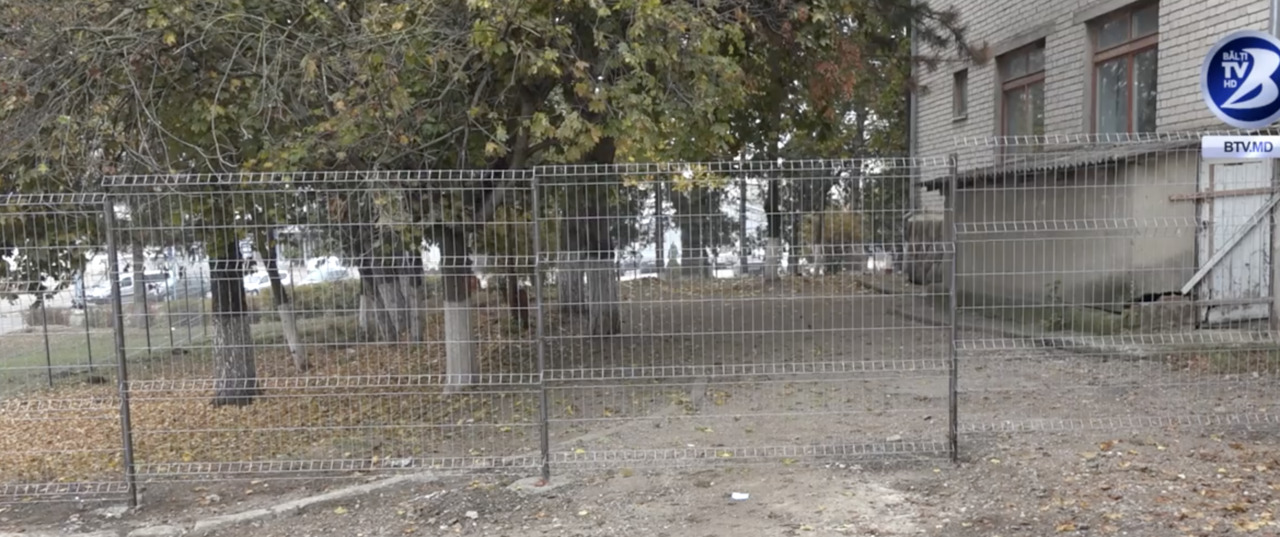 В Бельцах забор, установленный медцентром, перегородил путь к остановке.