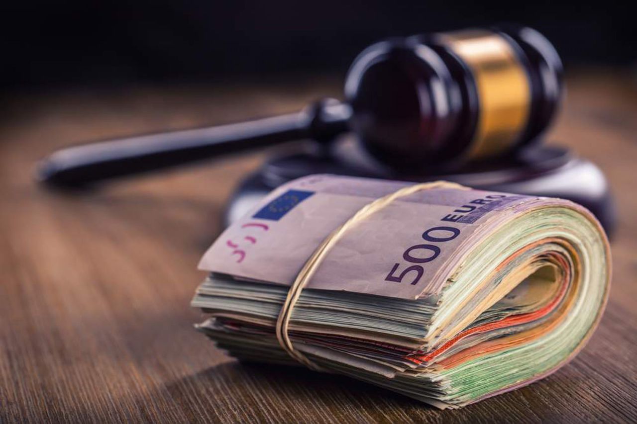 Doi polițiști riscă 5 ani de închisoare pentru acte de corupție