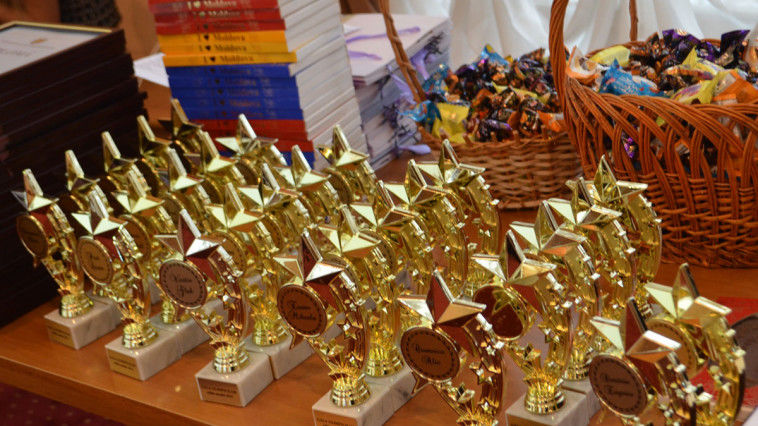 Elevii cu rezultate remarcabile la olimpiade au fost premiaţi. Foto: edu.gov.md