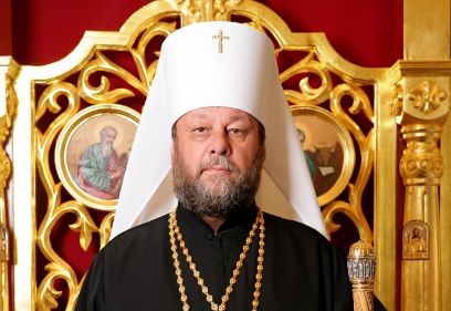 O croitoreasă realizează veșminte preotești cu elemente naţionale