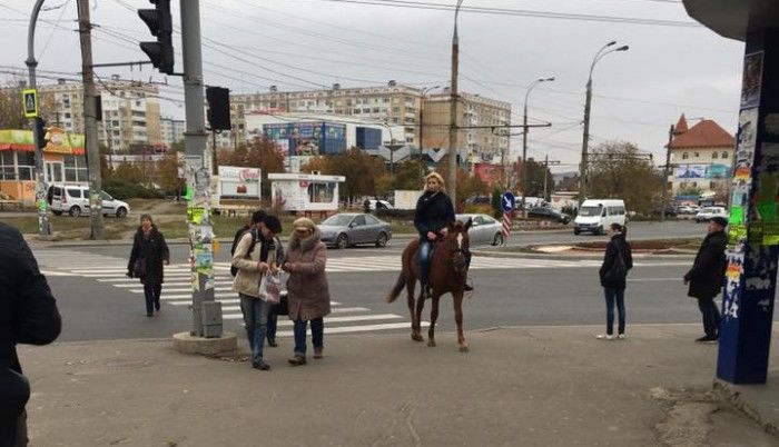 Ulterior s-a aflat că tânăra face curse regulate prin oraş în şa, iar o călătorie din sectorul Ciocana şi până în Centru durează puţin peste 30 de minute.