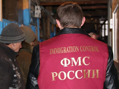 Закон освобождает иностранцев, признанных беженцами или получивших временное убежище, от необходимости получать разрешение для осуществления трудовой деятельности в России.