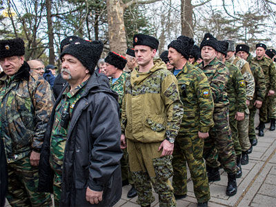 По словам наблюдателей, опознавать казаков им помогают традиционные головные уборы, а также казачьи знаки отличия.