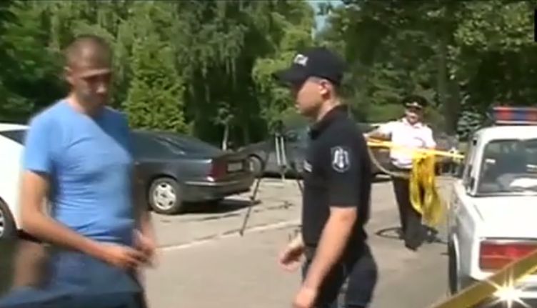 Одному из служителей закона пришлось применить табельное оружие.