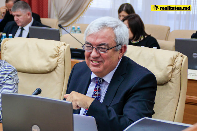 По словам социалистов, «Георге Дука занимает пост главы Академии наук на незаконных основаниях.