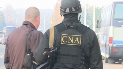 Офицеры НЦБК подозревают сотрудников паспортного стола в том, что они брали взятки за изготовление молдавских документов.