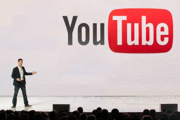 YouTube будет специально отмечать видео государственных СМИ.