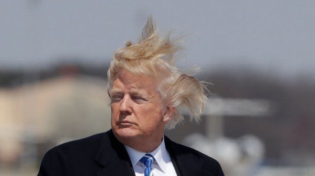 Трамп пожаловался на фейковое фото своей прически.