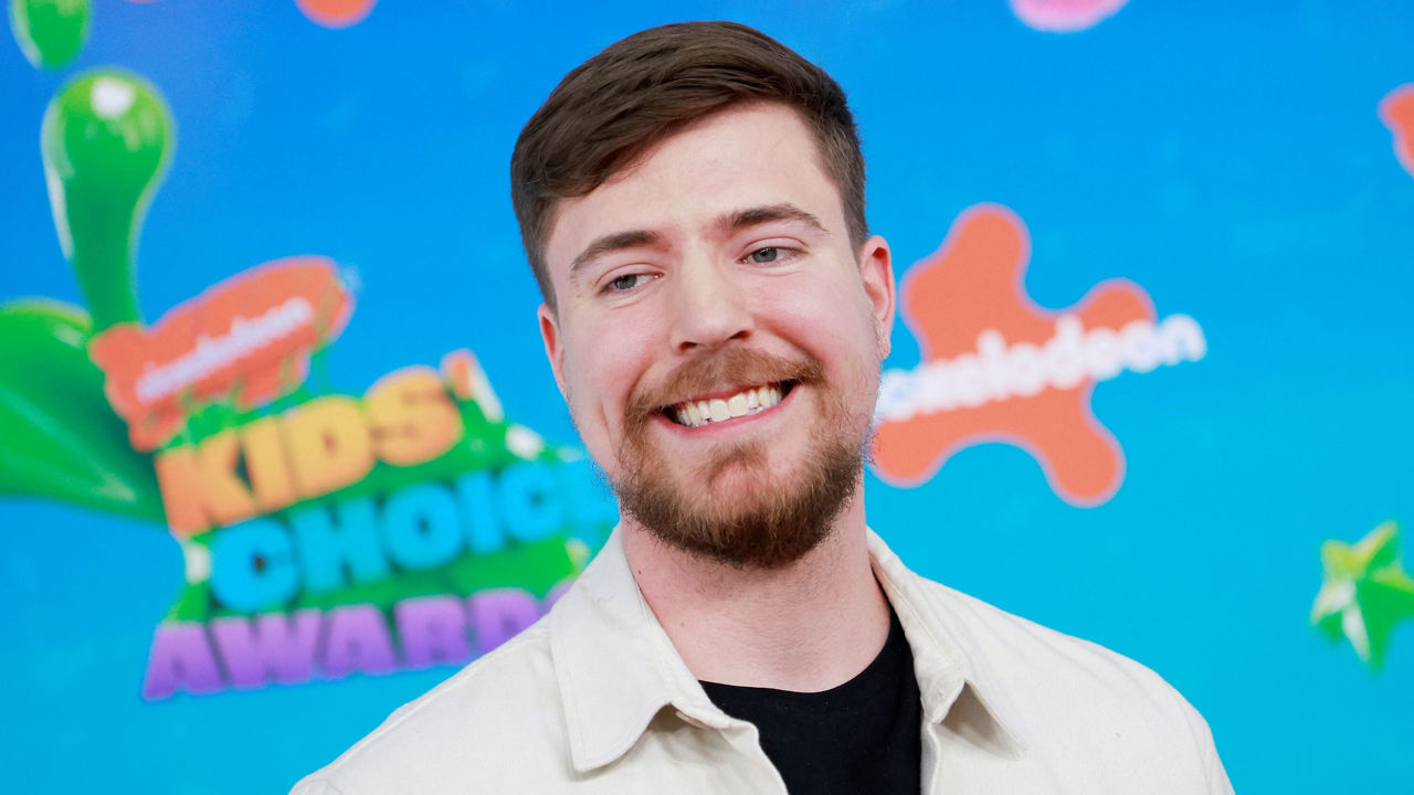 На ютубера MrBeast подала в суд продюсер: ей за $10 000 в месяц звонили в «любое время».