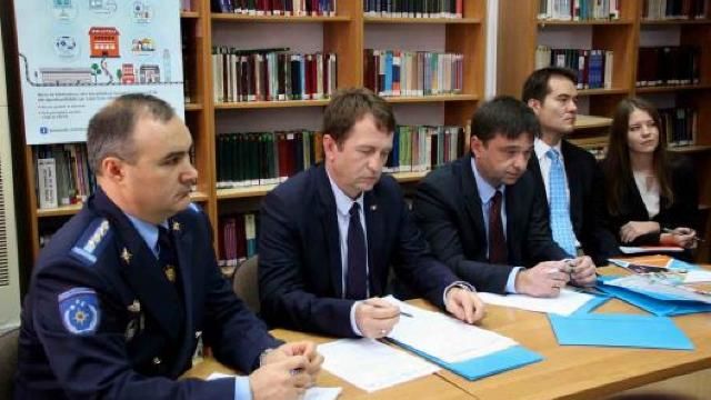 Повышение зарплат в правоохранительных структурах может снизить или искоренить коррупцию.