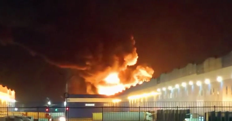 Пожар на складе площадью более 30 тыс. кв. м произошел в Подмосковье.