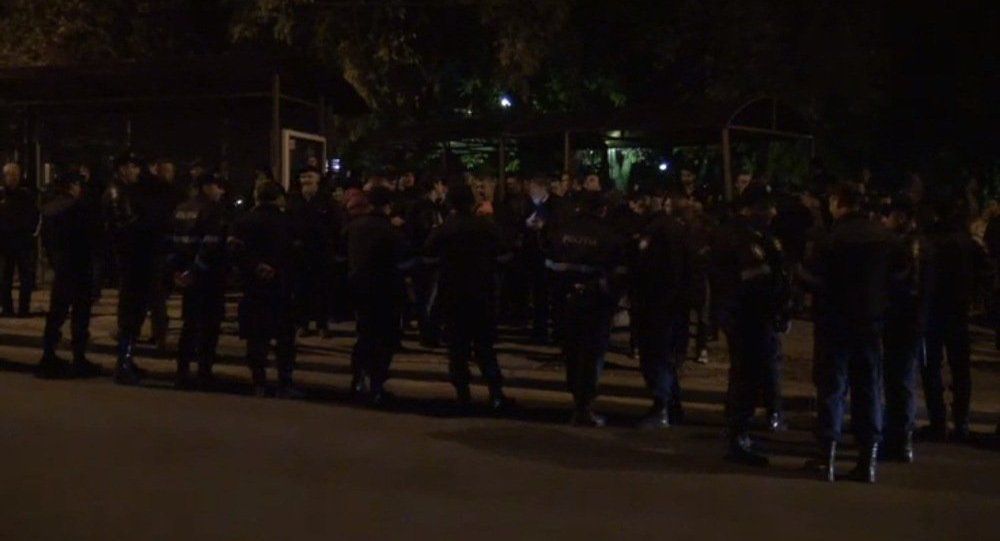 Несколько десятков человек скандируют лозунги в поддержку Усатого.
