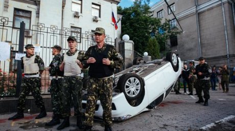 В Евросоюзе призвали Киев обеспечить безопасность посольства России в Украине.