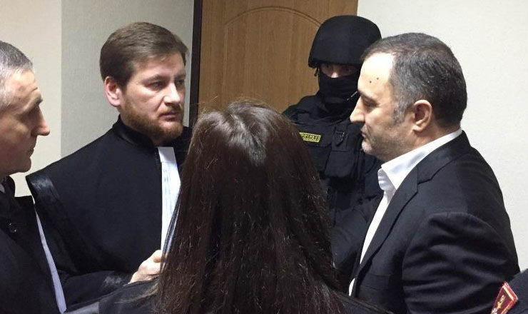 Под конвоем Влада Филата доставили в здание суда. 