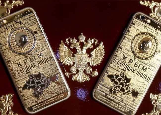 В честь воссоединения Крыма с Россией выпущена золотая версия смартфона iPhone.
